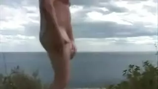 استمناء قضيب ضخم مع خصيتين متدليتين كبيرتين