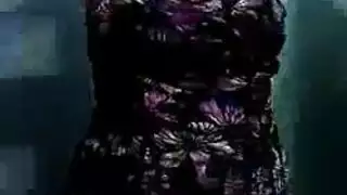 صغيرة ومفلسة: كسها خارج في المطبخ