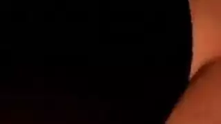 الفتاة المدبوغة تحصل على فرجها الناعم ممتد بواسطة قضيب كبير