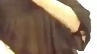 إثارة محرمة: امرأة مجهولة تلعب بحلمتيها وبظرها