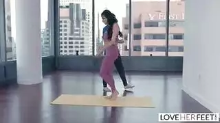 مدرب اليوجا الساخن يضخ مهبل طالبته الرطب