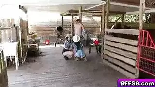 علاقة ثلاثية متبادلة: فتاتان تركبان وتشاركان قضيبه