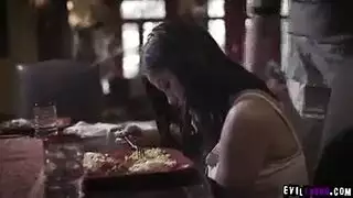 شخصية أبوية قاسية تمارس الجنس بعنف مع خاضعة وتأمر بعملية مص عميقة