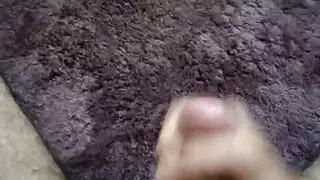 استمناء بقضيب مشعر مكثف يُغمر الأرض بالسائل المنوي