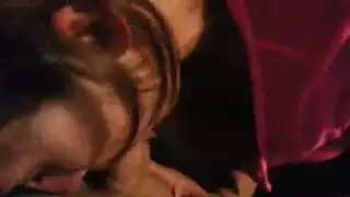 كريستينا ذات الثديين الكبيرين تستنزف مسافرًا بثدييها الضخمين