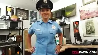 أرداف ضخمة ترتجف بينما تتعرض لضربات شرجيّة قاسية