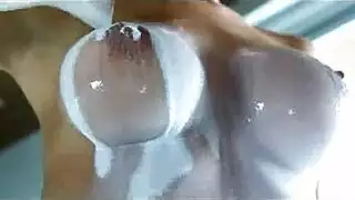 فتاة ذات ثدي مستدير مثالي تأخذ قضيب رجل عضلي قاسي