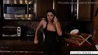 سمراء تظهر فرجها المشعر وتتم ممارسة الجنس معها في الوجه