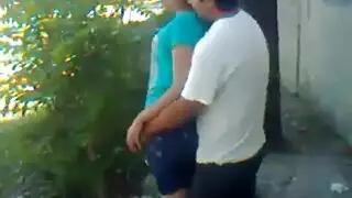 نيك سريع في الحديقة العامة: وضعية الكلب على الشجرة