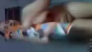 إباحية حمام ساخنة: فتاة عربية تضع إصبعها في فرجها الضيق عزف منفرد