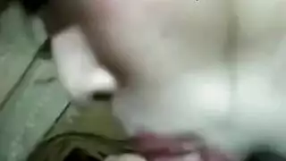 ربة منزل شهوانية تمص وتبتلع في فيلم سري