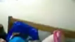 عاهرة ممتلئة تأخذه بعمق للمتعة