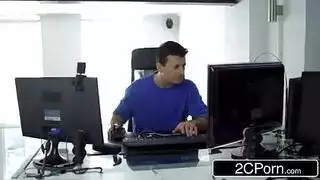 عاهرة كبيرة الصدر تبتلع قضيبًا عملاقًا بعمق