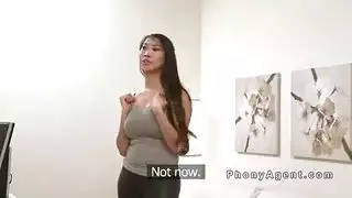 امرأة سمراء جيدة التدليك كس جيدا قبل أن يمارس الجنس