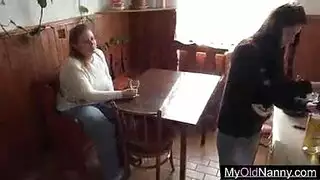 الجدة السمينة ترتدي جوارب طويلة أثناء ممارسة الجنس مع رجل وسيم ذو لحية