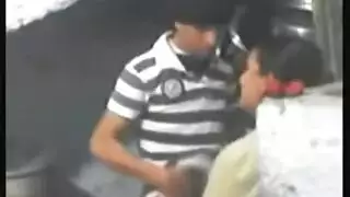 إغواء على السلالم: تلبيد جارته الممتلئة