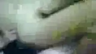 يلعب ف كسها بايده