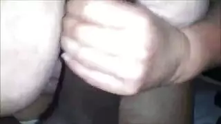 مضاجعة صريحة: وسيم أسود يسيطر على فرج الرسامة المبلل