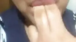 عاهرة محتاجة تتوق لقضيب سميم ليملأ فتحتها المبللة وثدييها الضخمين