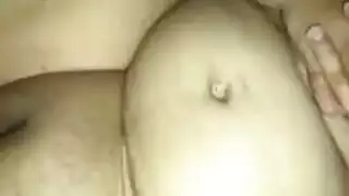 تتظاهر بالنوم لتلقي قذف شرجي عنيف