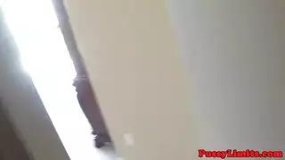 استمناء شرجي صريح مع دسار أرجواني على مخشب داكن