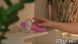 مراهقة صغيرة تُضاجع في كل الفتحات ودسارها الأزرق عليها