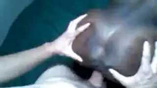 امرأة أكبر ناشطة تطلب حمولات متعددة على وجهها