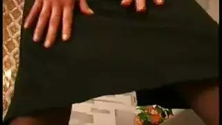 الجمال المحجّب يكشف كسًا حليقًا لممارسة الجنس