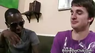 حفلة جنسية ذكورية بالكامل تركز على قضيب أسود ضخم وأفواه متحمسة