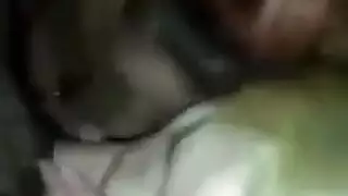 ضعف الفرج لهذا القضيب في علاقة ثلاثية صريحة