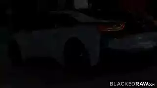 فحل أسود عنيف يقدم جنسًا قويًا