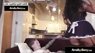 خدمة الخادمة تتحول إلى بورن شرجي خشن