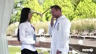 شابة شرموطة تتكيف نيك طيز ومص من زبرين شابين فحلين