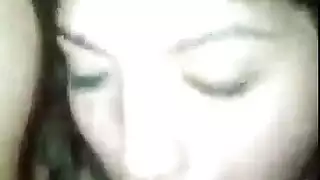 مراهقة تبلع زبور صلبة بجانب حوض السباحة