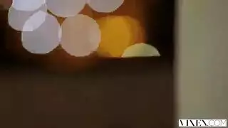 زب شاب كبير يضخ طيزها في فعل إباحي صريح