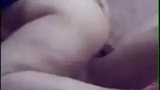 فتاة مصرية ممتلئة تمص بقوة في مشهد إباحي صريح