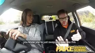 خيال جنسي في السيارة: ممارسة الجنس بقوة مع مدرب القيادة