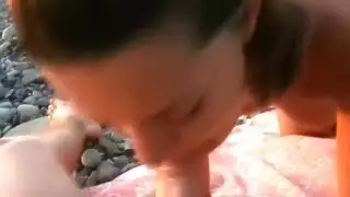 مص عميق وجنس عنيف مع عاهرة بريطانية على الشاطئ