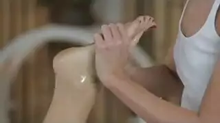 اثنين من السمراوات الجميلة تلمس الثديين والثديين