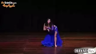 فتاة ذات مؤخرة زرقاء ترقص ثم تمارس الجنس بوضعية الكلب