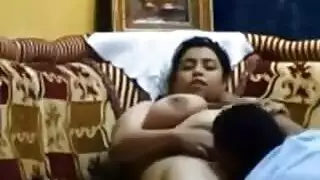 متنصت يسجل زوجة الأخ عارية تمامًا وتلمس نفسها