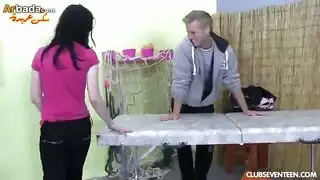 قضيب خبير وفرج مراهقة: احتفال جنسي بفارق عمر