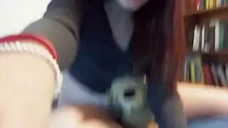 شهوة الحيوانات: امرأة تستمني وتنيك كلبها الأليف