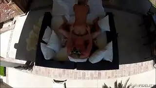 مداعبة فرج مكثفة تجعل بظرها ينبض وفرجها يقطر