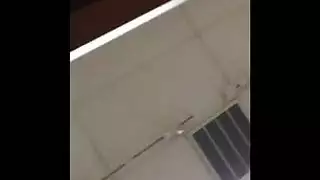 مشهد إباحي للبلع العميق: شقراء وقضيب أسود ضخم مع زيت