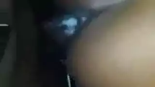 الجوارب تبقى: شرج عنيف على أرضية المطبخ