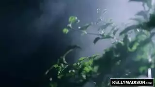 حفل حليب ومص لأثداء كبيرة مع جنس وحشي متعرق