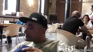 استعراضية بالكاد قانونية: زوجان يمارسان الجنس في الأماكن المفتوحة