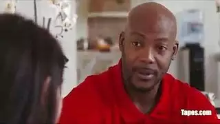 عاهرة ماكرة تتعرض للضرب من قبل والد صديقها في انتقام إباحي