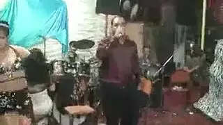 حفلة شاطئ إباحية: راقصات مثيرات في ملابس نارية يمارسن الجنس بشهية